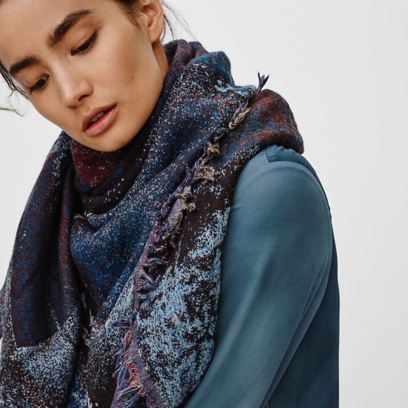 ARITZIA (Wifred) Haus Party Blanket - Picture 2 of 3